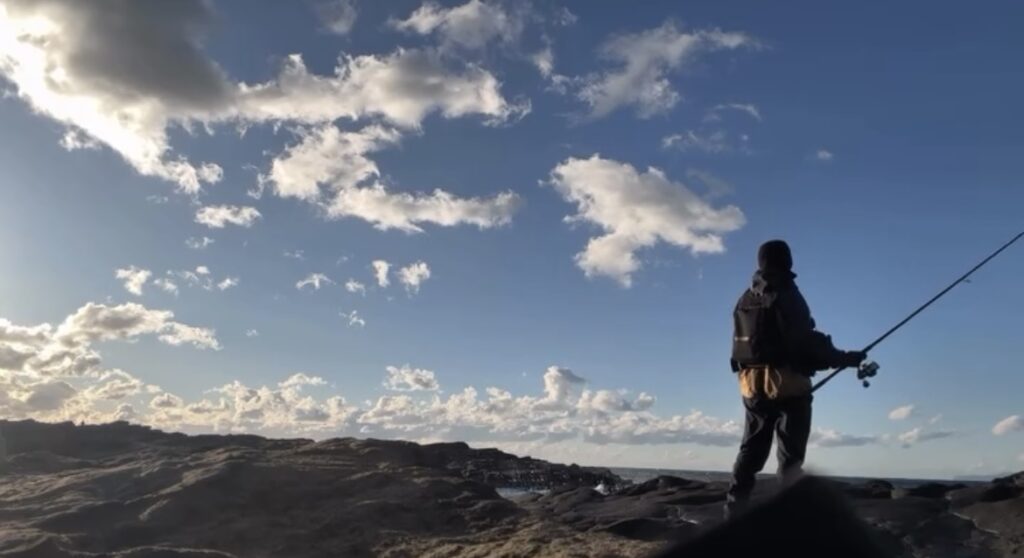 磯場から青物を狙いコルトスナイパーXRで狙う様子