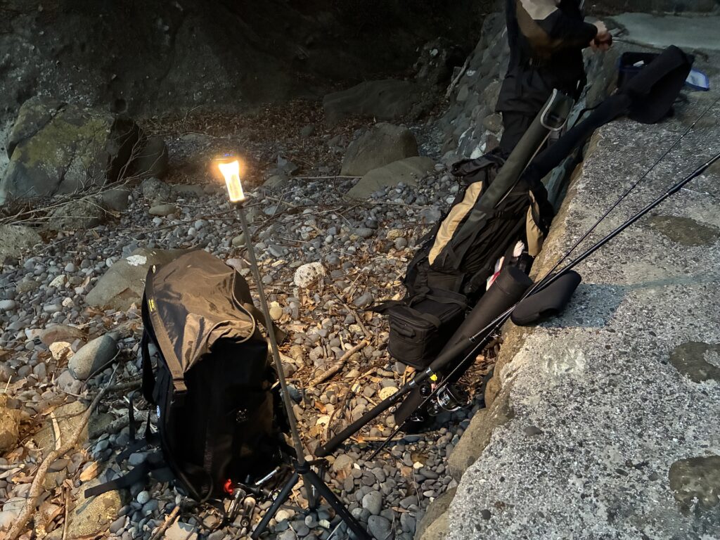 三脚を使って周囲を照らしている様子
夜釣りにおいて三脚を使えると、広く照らすことができます。