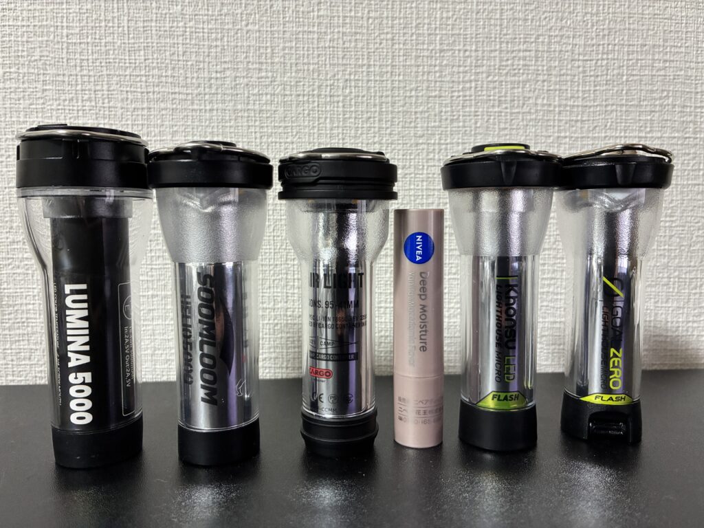 小型LEDランタンの大きさを比較
リップクリームと比べてもわかるLEDランタンのコンパクトさ