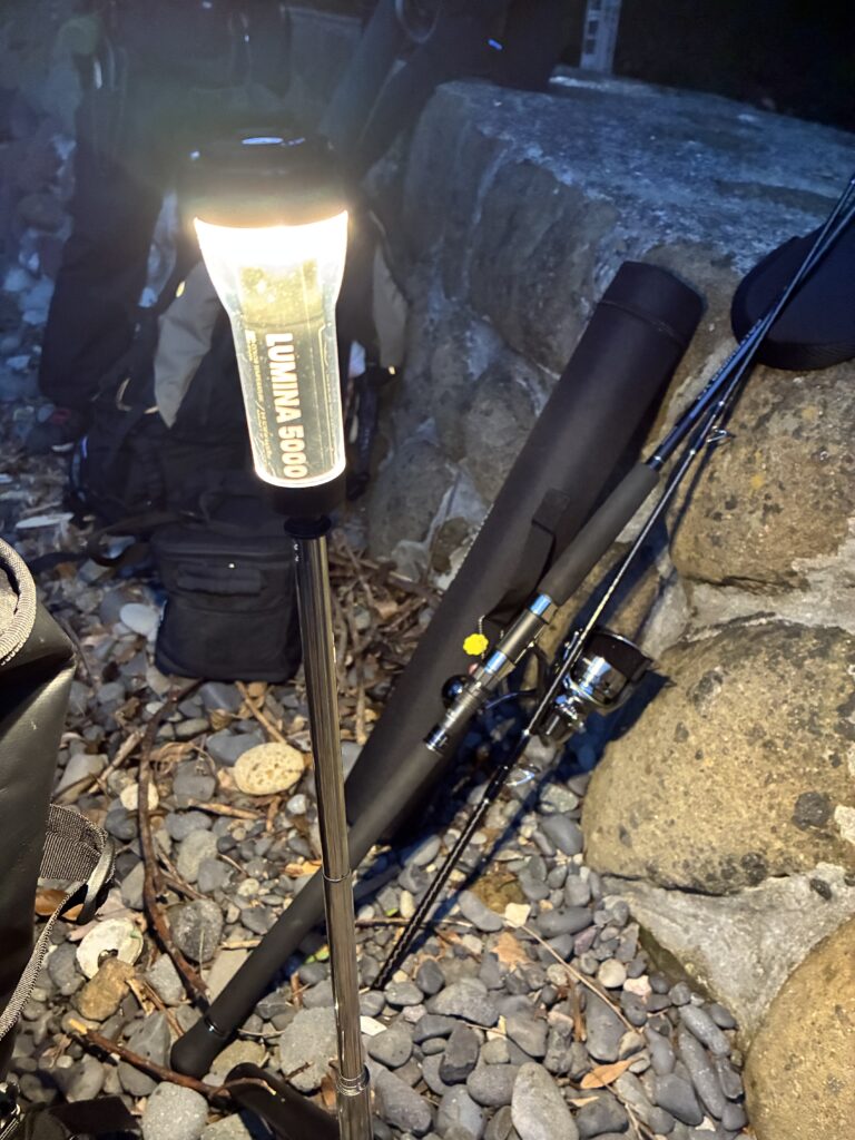 夜が明け始めた頃に三脚で釣り場周辺を照らすランタン　 Lumina5000
